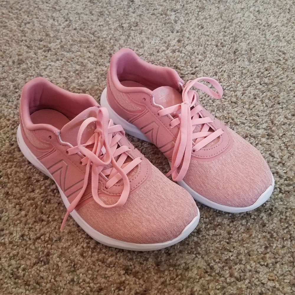 Tennis shoes